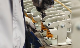 电子行业重型设备如何实现稳定搬运？